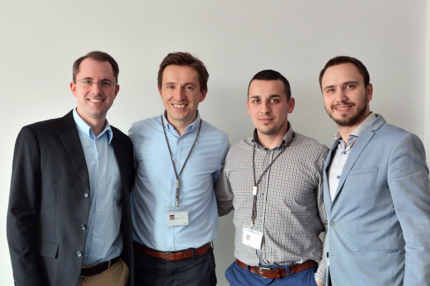 Vier junge Projektmanager lächeln in die Kamera