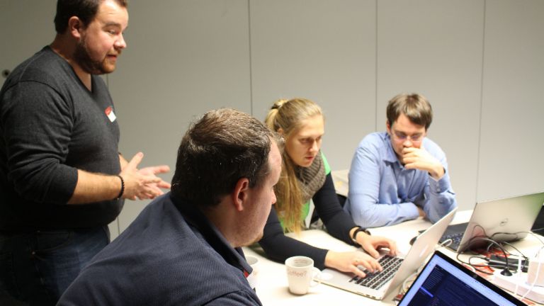 Das erste EOS Tech Lab mit Kubernetes-Coach Guus van Weelden in der Hamburger EOS Zentrale.