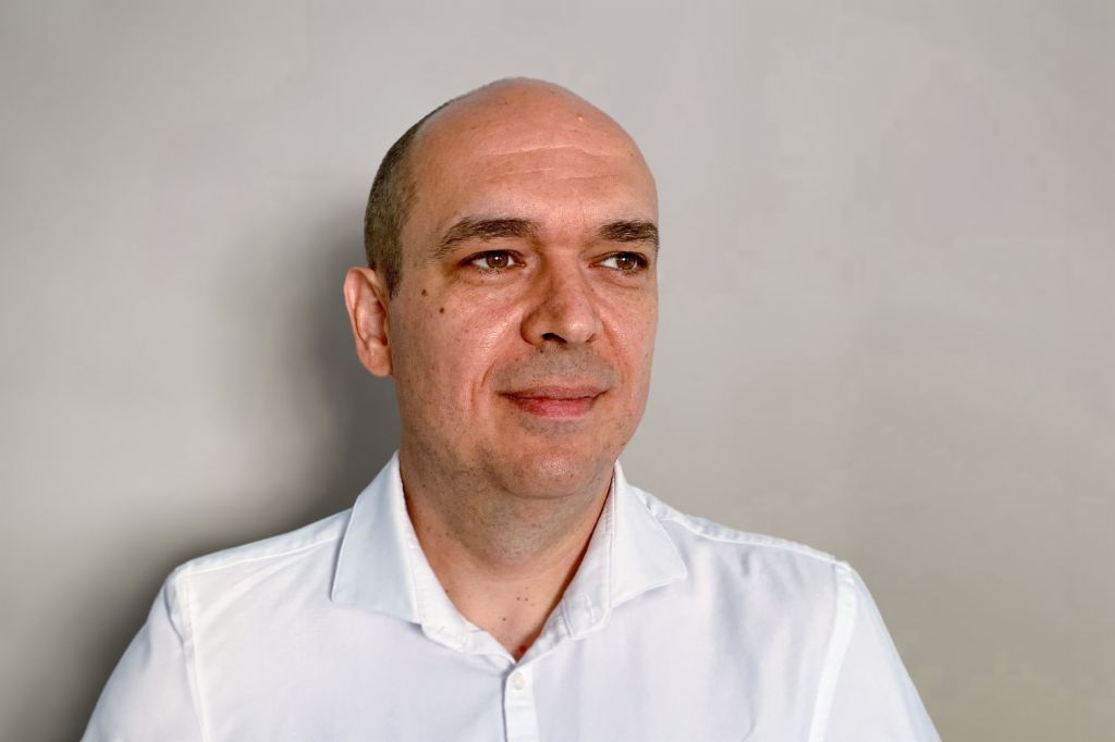 Ein Porträtfoto zeigt Cristi Musat, Managing Director EOS International BVG und „Kopf“ des Projekts Kollecto+