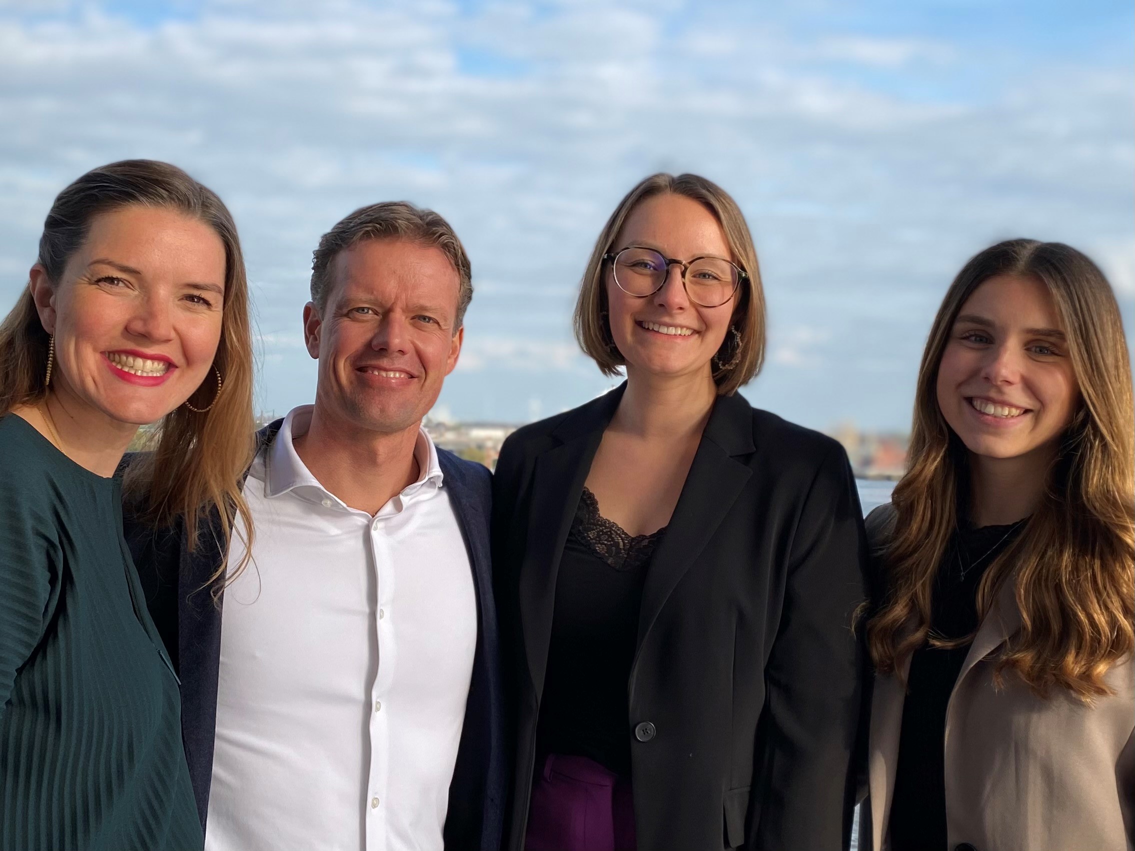 Ein Foto zeigt das Team der EOS eigenen finlit foundation: Jana Titov, Sebastian Richter, Marie Langeloh, Leonie Schoch (v.l.n.r.)
